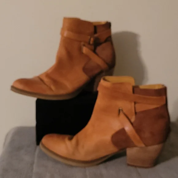 Korks Rohit Strap Bootie - Picture 2 of 6